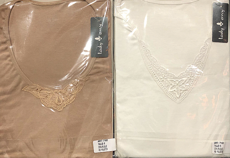 LadyVictoria - Lenceria por mayor - Lady Any by Kiero Camiseta c/ aplique en V
